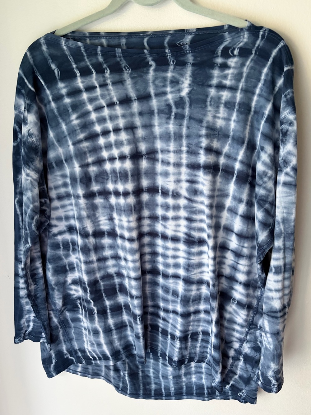 34. Size XL LULULEMON Navy + White Patterned Back In Action Shirt